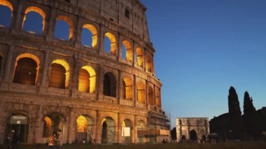 Roma, İtalya - 29 Eylül 2015: colosseum ve Konstantin, Roma, İtalya alacakaranlıkta kemer