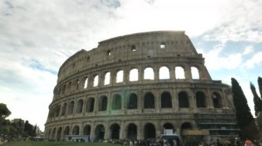 gün ortasında güneş, Roma, İtalya tarafından colosseum arkadan aydınlatmalı bir görünümünü