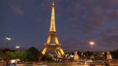 Paris, Fransa - 19 Eylül 2015: bir gece zaman atlamalı Eyfel Kulesi Paris, Fransa
