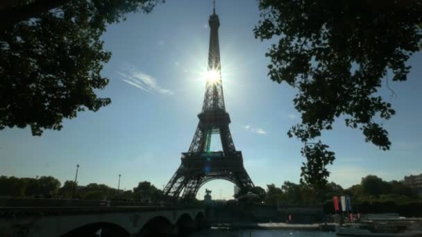 Een Weergave Van Zon Achter Eiffeltoren Parijs Frankrijk — Stockvideo