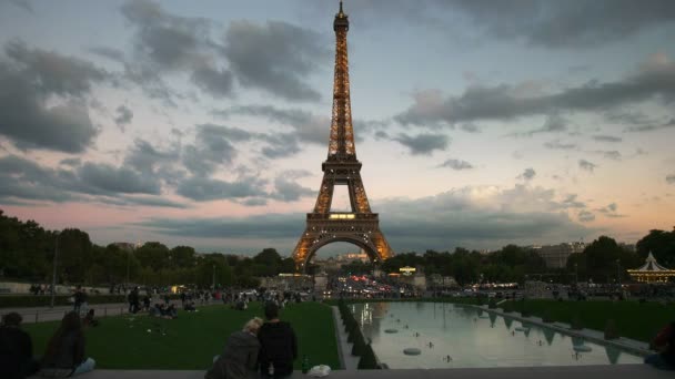 Paříž Francie Září 2015 Dva Milenci Sledovat Kontrolkách Eiffelovu Věž — Stock video