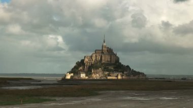 gençler arasında fırtına bulutları mont St michel Normandy, Fransa