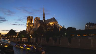 notre dame Katedrali ve river tur tekne Paris'te bir görünüm