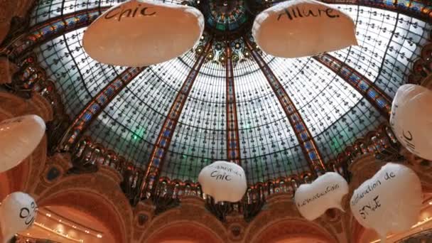 フランス 2015 ビュー ギャラリーの天井のパリ ラファイエット — ストック動画