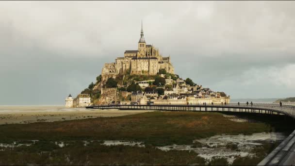 Mont Michel Normandia Francia Septiembre 2015 Vista Pasarela Hacia Isla — Vídeos de Stock
