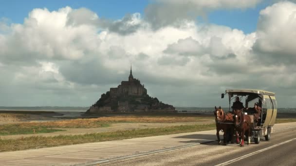 Mont Michel Normandy France September 2015 Een Paard Getrokken Wagen — Stockvideo