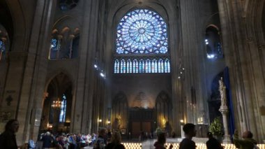 Notre Dame, Paris, Fransa - 20 Eylül 2015: bir geniş eğim kadar NEF notre dame Katedrali Notre Dame de paris, Fransa
