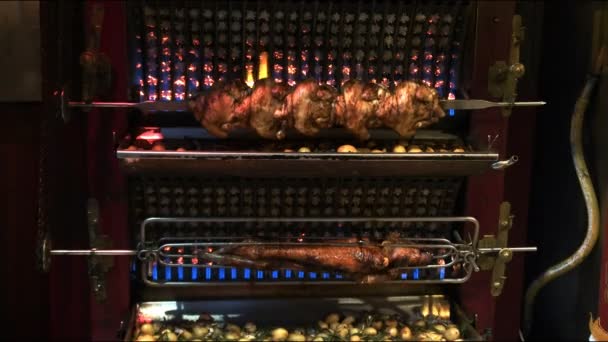 Leitão Galinhas Legumes São Assados Uma Rotisserie Restaurante Paris — Vídeo de Stock