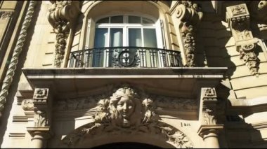 Paris, Fransa - 20 Eylül 2015: paris, Fransa, bir apartmanda mimari detay atış aşağı eğimli