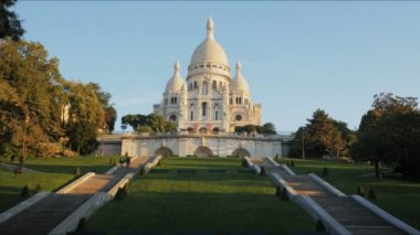 Montmartre, Paris, Fransa - 24 Eylül 2015: bir sabah görünümünü sacre coeur Bazilikası, Paris'te en ünlü kiliseler