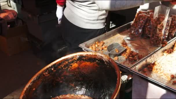 Montmartre Paris France Setembro 2015 Vendedor Ambulante Prepara Amendoins Pralinos — Vídeo de Stock