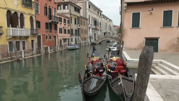 Venedig Italy September 2015 Gondolier Warten Auf Kunden Einem Kanal — Stockvideo