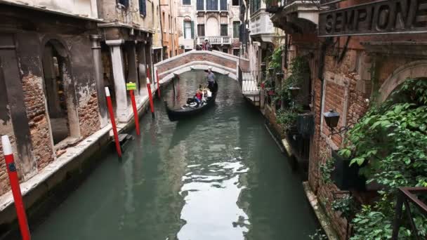 Venedig Italy September 2015 Eine Gondel Fährt Unter Einer Brücke — Stockvideo