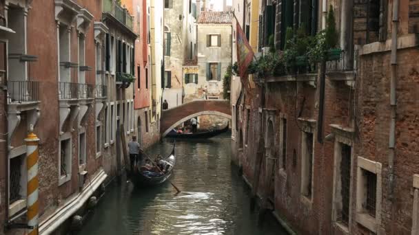 Гондоли Відходить Від Камери Уздовж Каналу Венеції Італія — стокове відео