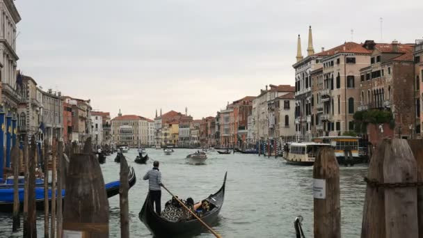 Eine Gondel Mit Passagieren Auf Dem Canal Grande Venedig Italien — Stockvideo