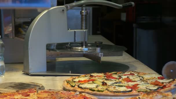ヴェネツィア イタリア 2015 ウェイトレスは ヴェネツィアのレストランでスライスに焼きたてのピザをカットします — ストック動画