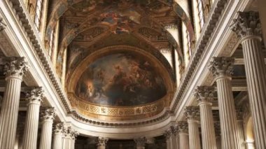 Versailles, Paris, Fransa - 23 Eylül 2015: paris Versailles Sarayı, Kraliyet Şapel tavan kadeh yukarıya kapatmak