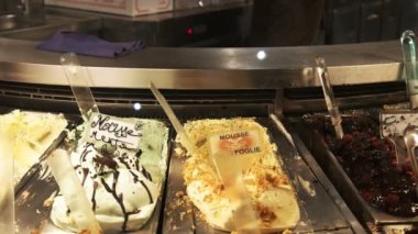 bir satış görevlisi dışarı donmuş millefoglie mus Roma, lezzetli bir tatlı kaşık toz