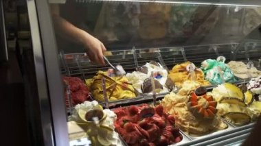 Çilekli dondurma bir müşteri seçer ve bir satış görevlisi, Roma, İtalya dondurulmuş dondurma dışarı kaşık toz