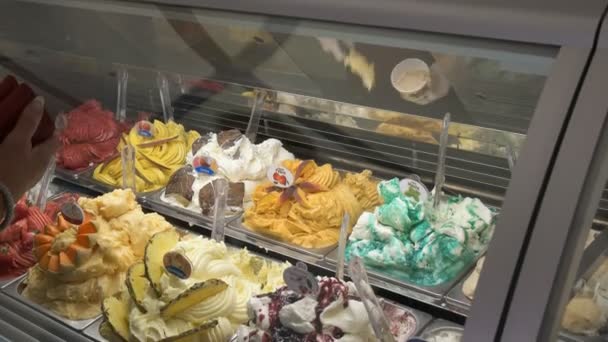 Értékesítési Asszisztens Gombóc Fagyasztott Gelato Vitrin Róma Olaszország — Stock videók