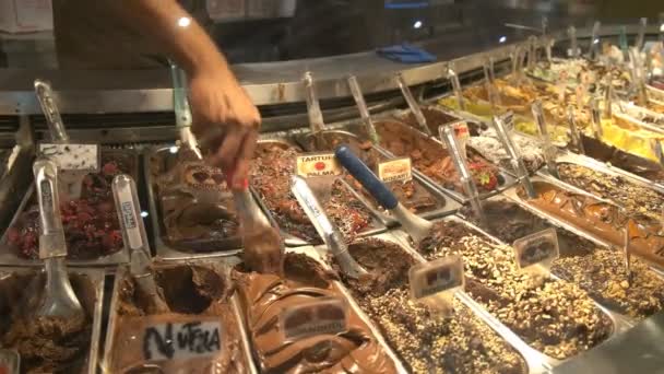 Assistente Vendas Tira Mousse Chocolate Uma Loja Roma Itália — Vídeo de Stock