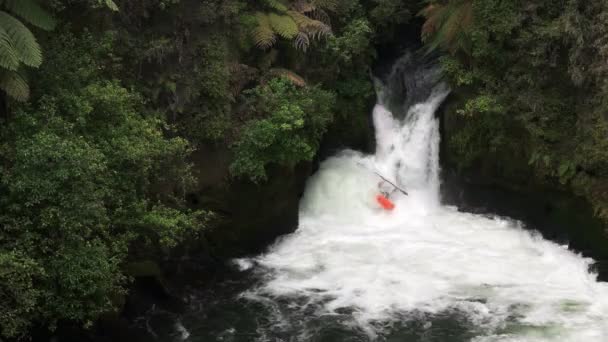 Kayak Toma Tutea Cae Río Kaituna Cerca Rotorua Nueva Zelanda — Vídeo de stock