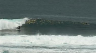 backhand bir sörfçü bir dalga margaret River Batı Avustralya'da bir ünlü büyük dalga yerde sürmek