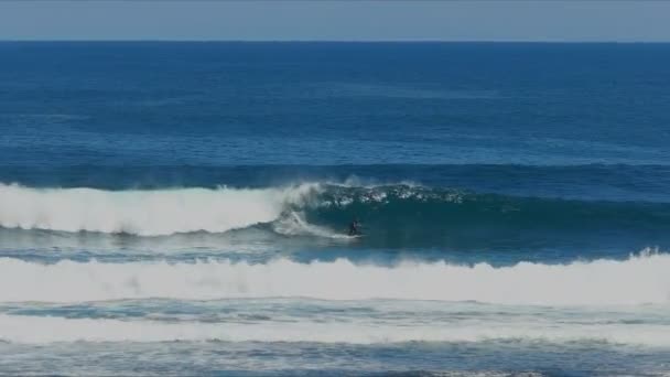Surfista Antemão Monta Uma Onda Ponto Surfistas Uma Famosa Localização — Vídeo de Stock