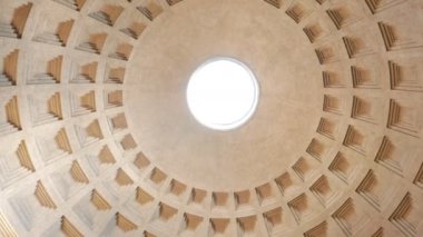 Panteon Roma, İtalya tavana dönen bir görünümünü