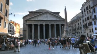 Roma, İtalya - 29 Eylül 2015: piazza içinde bir akordeon bir sokak çalgıcısı çalış della rotonda ile Panteon Roma, İtalya
