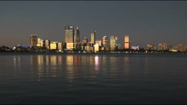 perth city ve Güney perth alacakaranlıkta Batı Avustralya kuğu nehir manzarası