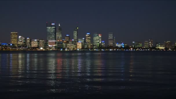 Gece Zaman Atış Perth Kuğu Nehri Batı Avustralya Skyline Kaydırma — Stok video