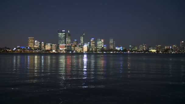 Skyline Der Stadt Perth Und Des Schwanenflusses Westaustralien Bei Nacht — Stockvideo