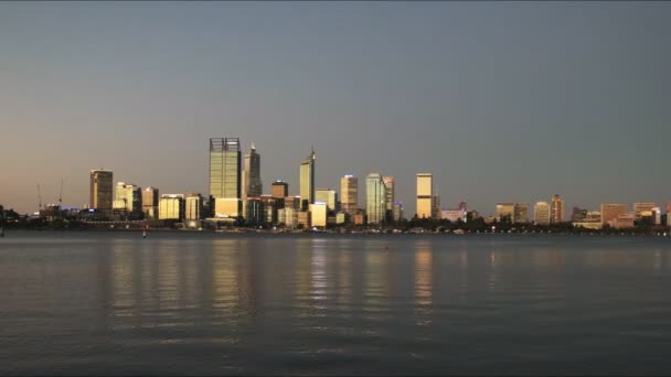 Solnedgången Panorering Skott Den Staden Perth Och Swan River Från — Stockvideo