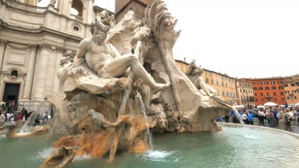 ローマ イタリア 2015 日の時間のクローズ アップ表示ナヴォーナ広場 ローマ イタリアの つの川の噴水 — ストック動画
