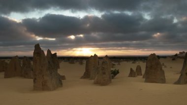 gün batımı pinnacles pinnacles sıradışı kaya oluşumları nambung Ulusal Park, Batı Avustralya vardır.