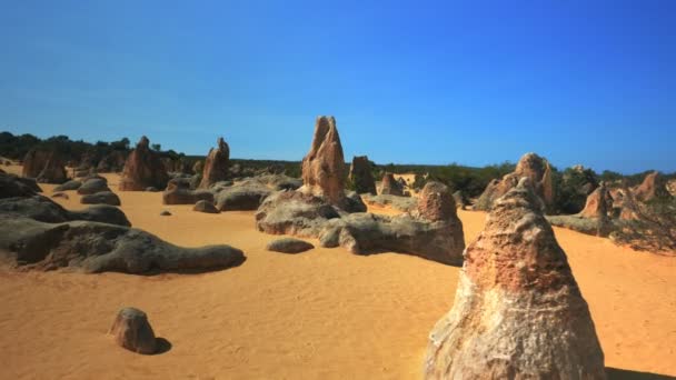 Tengelyes Gimbal Lövés Gyaloglás Felé Egy Csoport Csúcsok Nambung Nyugat — Stock videók