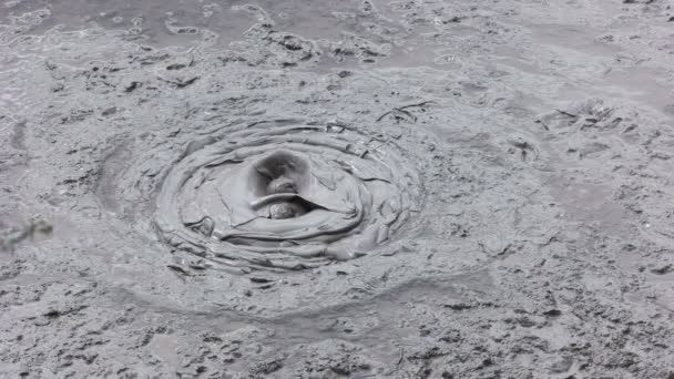 ニュージーランドの北島のロトルアで沸騰泥プールのショットを高 — ストック動画