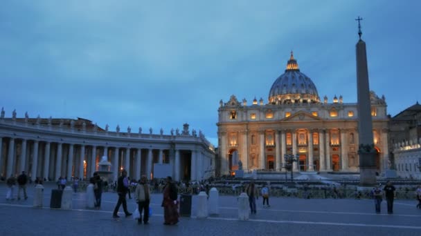バチカン市国の状態 2015 夕暮れ時にイタリア ローマのサン ピエトロ広場のパン ショット — ストック動画