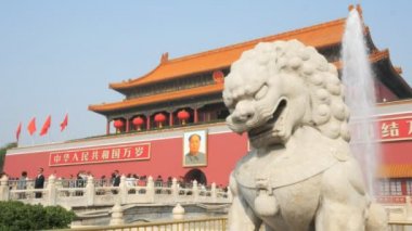 Beijing, Çin - 4 Ekim 2015: bir antik taş aslan ve Çeşme tiananmen Meydanı, Pekin yasak şehir girişinde kapat
