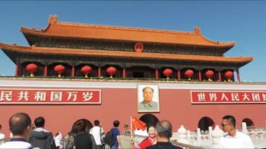 Beijing, Çin - 4 Ekim 2015: gimbal tiananmen Meydanı, Pekin yasak şehir girişinde doğru yürürken vurdu