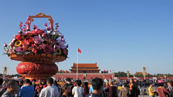 Beijing China Oktober 2015 Een Enorme Kunstmatige Mand Van Bloemen — Stockvideo