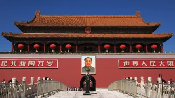天安門広場 北京の紫禁城に入り口に当直警察官が立っています — ストック動画