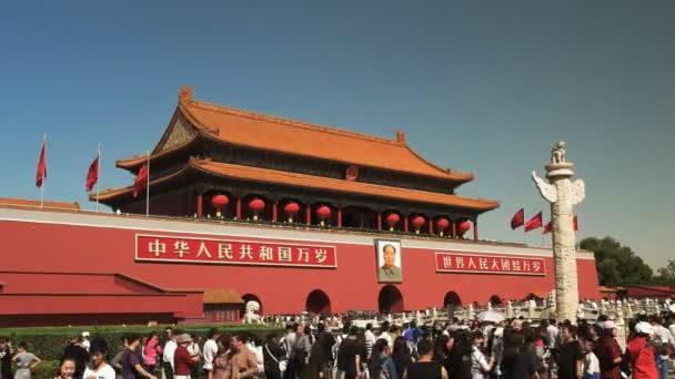 2015年10月4日 国庆节周期间 北京天安门广场禁城入口处的人群斜看 侧光耀 — 图库视频影像