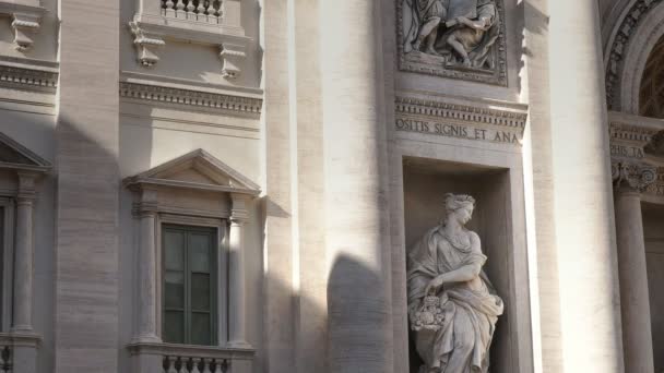 在意大利罗马著名的特里维喷泉的雕像的近景 — 图库视频影像
