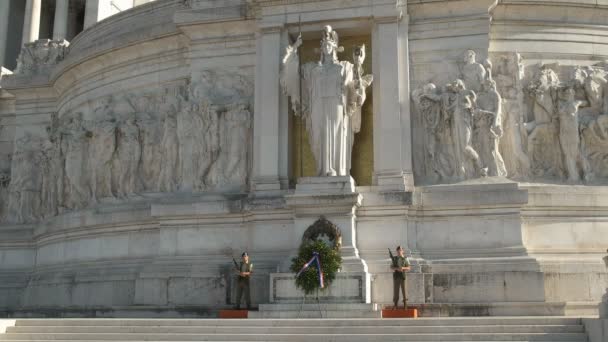 意大利 2015年9月29日 在意大利罗马的胜利者 Emmanuel 纪念碑执勤的士兵的看法 — 图库视频影像