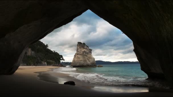 Rock Arch Cathedral Cove North Island New Zealand — стоковое видео