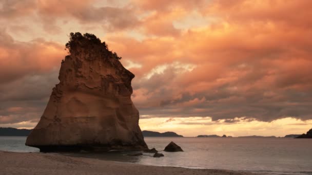 Rode Zonsondergang Het Populaire Kathedraal Cove Nieuw Zeeland Coromandel Schiereiland — Stockvideo