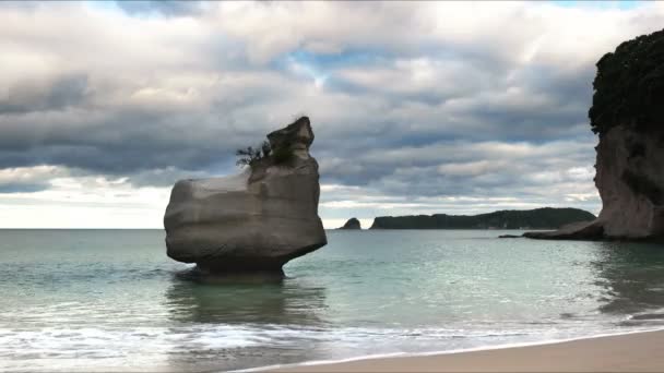 在新西兰北岛大教堂海湾的小岩石岛 — 图库视频影像