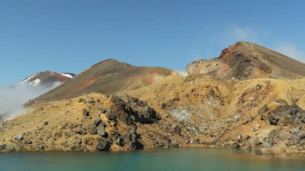 エメラルドの湖 ニュージーランドのトンガリロ クロッシングの蒸気孔の — ストック動画